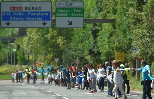 100,000 Basques create 125-mile 'human chain' for self-determination